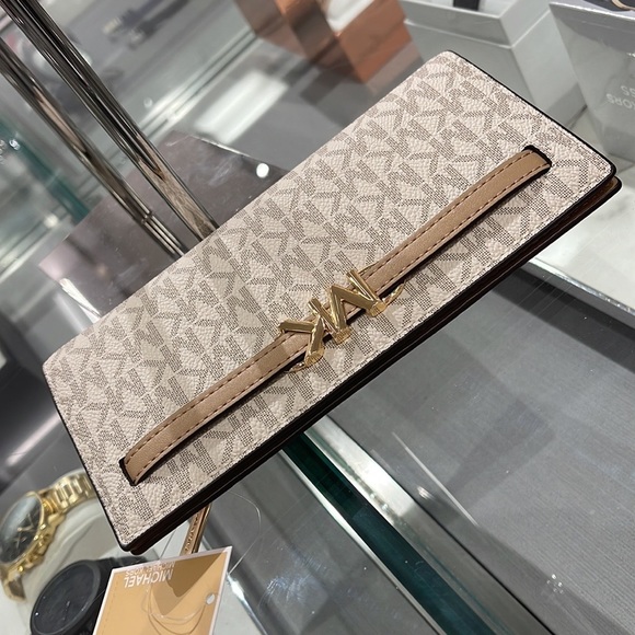 MICHAEL KORS
Reed Large Snap Signature Wallet
Style: 35S3G6RE3B
Camel Multi 
NWT - Picture 6 of 16